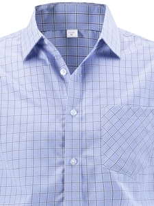Dettaglio di una camicia a quadri blu che mostra colletto a punta e tasca a scacchi