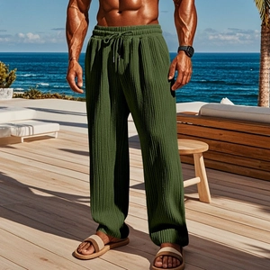 Pantalones de hombre verdes con pernera ancha, textura plisada y cintura con cordón