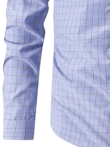 Dettaglio del tessuto della camicia a quadri bianchi e blu con trama a saia fine