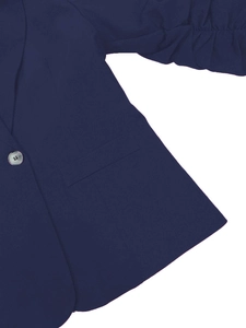 Dettaglio di un blazer blu navy da donna con maniche arricciate e pattina della tasca