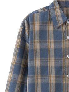 Dettaglio del colletto e della spalla della camicia a quadri vintage con trama del tessuto