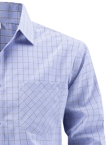 Dettaglio di una camicia a scacchi blu e bianchi con taschino tagliato in diagonale