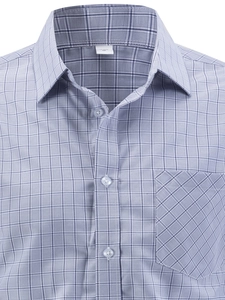 Dettaglio camicia a quadri grigio-blu con taschino sul petto ed etichetta taglia M