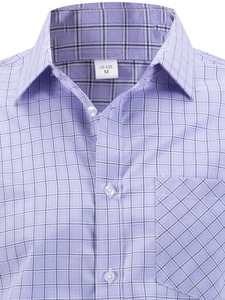 Dettaglio camicia a quadri viola chiaro con colletto classico, bottoni bianchi e taschino