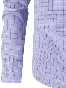 Dettaglio di camicia lilla a quadri con polsino e trama del tessuto in cotone pregiato