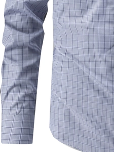 Dettaglio del tessuto a quadri azzurro e viola di una camicia casual da uomo business