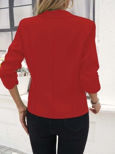 Detailansicht der Rückennaht und Taillierung dieses roten Damen-Blazers in eleganter Optik