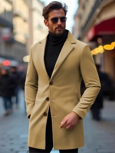 Scatto street style di un cappotto slim in lana color cammello per uomo con revers