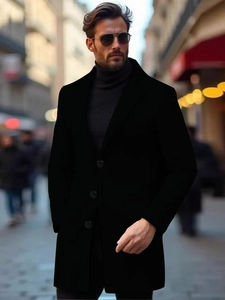 Cappotto classico in lana nera da uomo con rever a lancia e vestibilità slim elegante