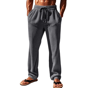 Pantalón gris oscuro de hombre con rayas verticales y cintura con cordón