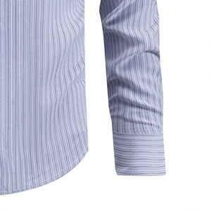 Gros plan détaillé des poignets de chemise à rayures bleues et blanches et des coutures