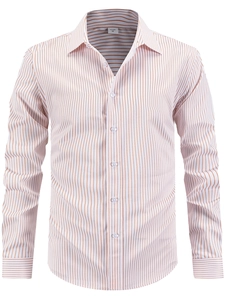 Détail du col de chemise blanc rayé avec étiquette US SIZE M sur tissu en coton