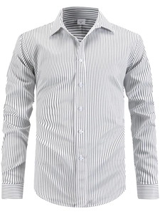 Détail de l'étiquette de taille M sur une chemise à manches longues rayée pour hommes