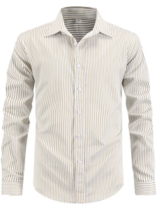 Détail de chemise business blanche à rayures verticales brunes et boutons blancs