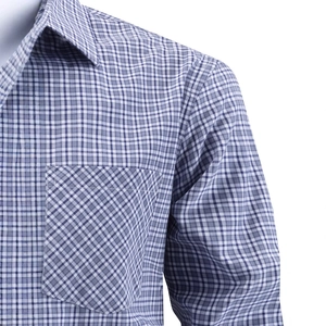 Camicia da uomo a maniche lunghe a quadri blu e bianchi con taschino sul petto
