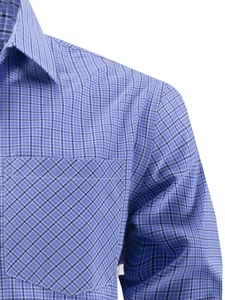 Detailaufnahme des blau-weiß karierten Hemdes mit diagonal geschnittener Brusttasche