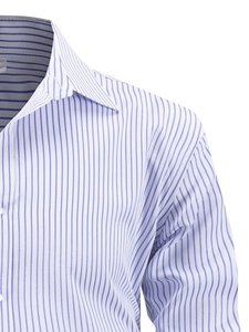 Détail rapproché des rayures verticales bleues et de la texture sergée d'une chemise