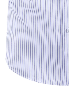 Détail d'une chemise à rayures bleues et blanches montrant le tissu et l'ourlet arrondi