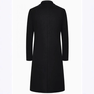 Vista posteriore di un trench nero slim-fit con taglio lungo e spacco sull'orlo
