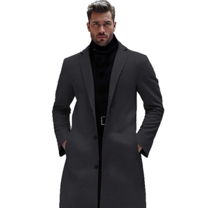 Elegante trench da uomo grigio scuro, vestibilità slim, media lunghezza con risvolto classico