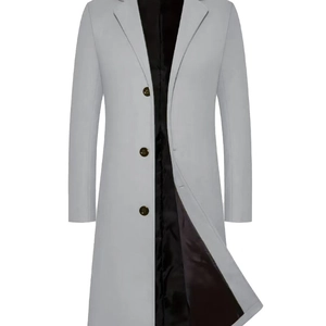 Elegante trench lungo grigio chiaro da uomo con revers classico e tre bottoni