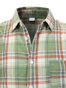 Détail d'une chemise à carreaux vert et orange avec poche de poitrine et col