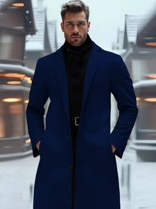 Elegante cappotto in lana blu navy da uomo con rever classico in un ambiente urbano innevato