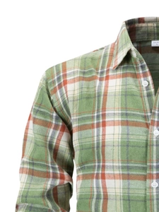 Détail du col d'une chemise en flanelle à carreaux verts avec boutons blancs et étiquette