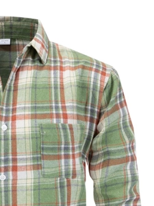 Détail d'une chemise à carreaux verte montrant la poche poitrine et le tissu
