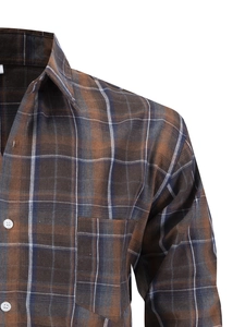 Dettaglio del motivo a quadri marroni e blu su questa camicia da uomo a maniche lunghe