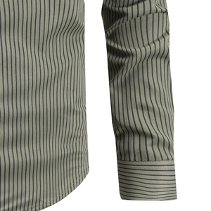 Chemise business décontractée pour hommes à rayures vert olive avec détail de manchette