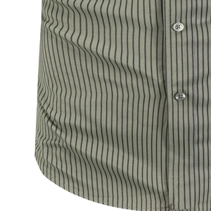 Chemise business rayée vert olive pour homme avec motif vertical et détail de boutons soignés