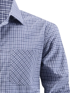 Détail du col et de la poche d'une chemise à carreaux bleue en coton de qualité