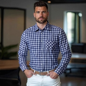 Camicia a maniche lunghe a quadretti blu e bianchi con abbottonatura e un taschino sul petto