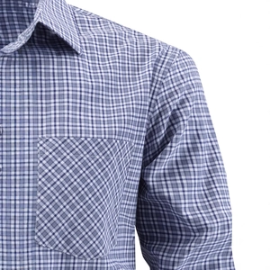 Chemise à carreaux bleus et blancs à manches longues avec col à revers et poche de poitrine