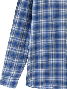 Gros plan sur les coutures soignées et le motif à carreaux bleus du poignet de chemise