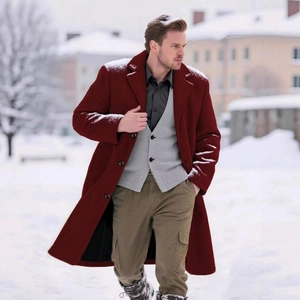 Manteau en laine bordeaux pour homme, coupe ajustée, style d'hiver chic dans la neige