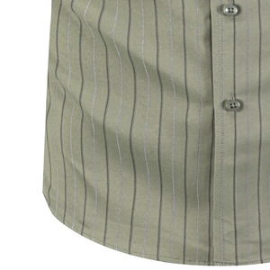 Détail de chemise rayée vert olive pour hommes avec boutons et ourlet arrondi