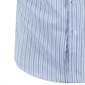 Détail d'une chemise à rayures bleu clair avec ourlet arrondi et boutons transparents