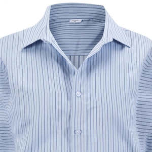 Gros plan d'une chemise décontractée pour hommes à rayures bleu clair avec col boutonné
