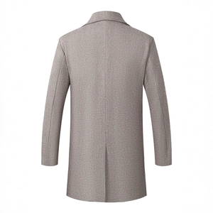 Détail du manteau en laine à chevrons gris-brun montrant la coupe ajustée du dos