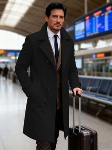 Cappotto classico in lana nera doppiopetto da uomo presentato in un contesto di viaggio d'affari