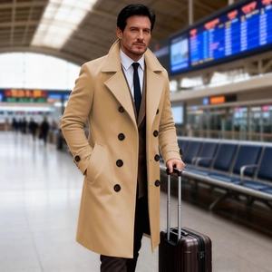 Cappotto doppiopetto in lana da uomo color cammello ideale per viaggi di affari