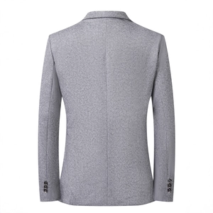 Vista posteriore del blazer da uomo in lana spigata grigia con cuciture fini e bottoni