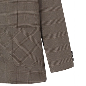 Blazer marron pour homme avec motif Prince de Galles montrant les boutons et la poche