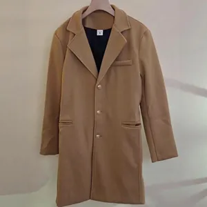 Manteau en laine camel pour hommes avec revers classiques et boutons métalliques chics