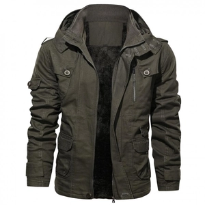 Détail de la veste à capuche vert militaire avec doublure polaire et design multi-poches