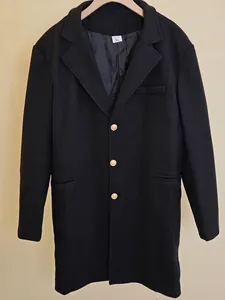 Manteau classique en laine noire pour homme avec boutons dorés gaufrés et col à revers
