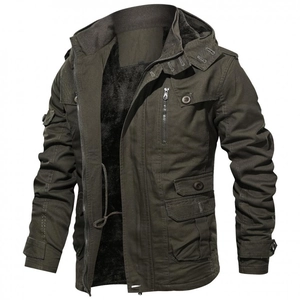 Détail de la parka à capuche vert armée avec doublure polaire noire et poches cargo