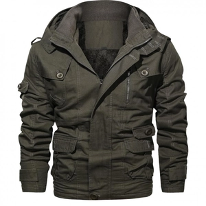 Détail d'une veste à capuche vert armée avec multi-poches et doublure polaire chaude